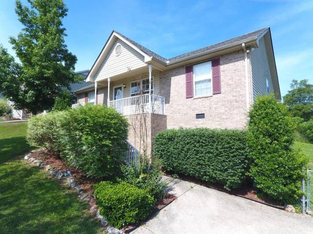 20 minutes to Downtown Nashville w/ Fenced in Yard