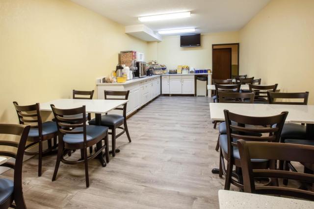 Days Inn by Wyndham Cadillac