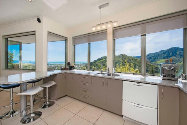 Hilltop Getaway - Views and Spa Pool!