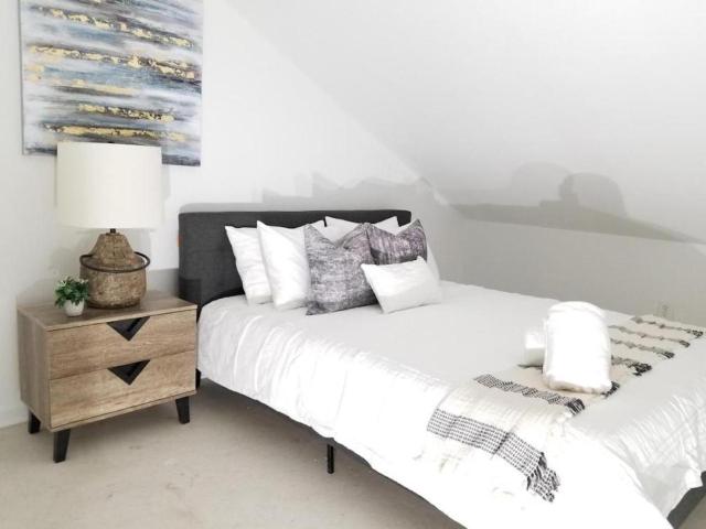 9BR-SLEEPS 19. Amazing Deal!!