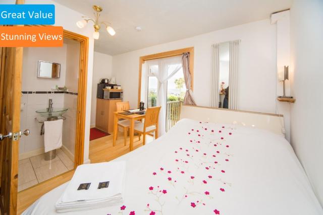 Cosy Snug Room with En-Suite - Near Lyme Regis - Private Balcony with Sunset Views - Free Parking & WiFi - Tea Room opposite serving local produce