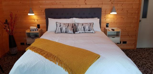 Cosy Cabin in the Paddocks - Breakfast Included