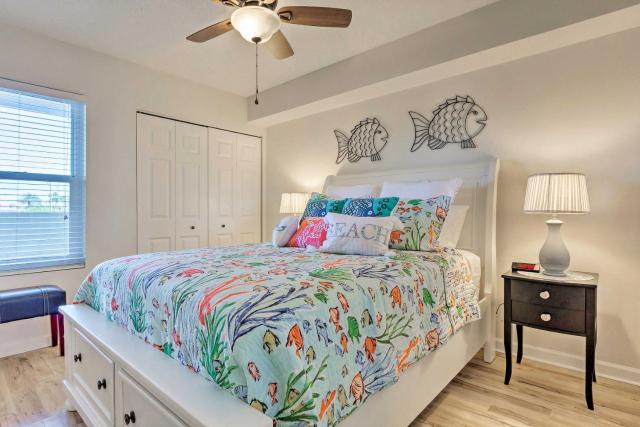 Snowbird's Retreat: Walkable Destin Condo w/ View!