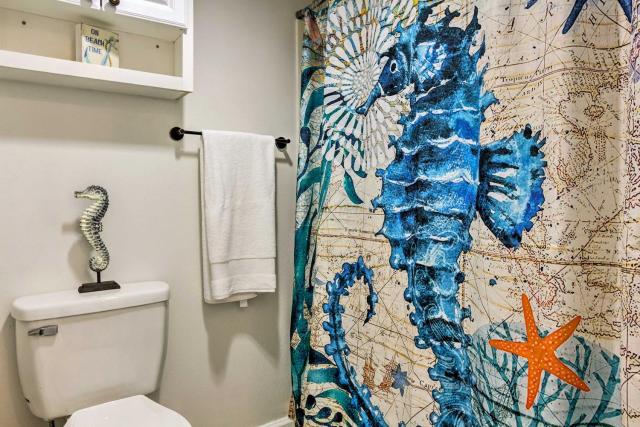 Snowbird's Retreat: Walkable Destin Condo w/ View!