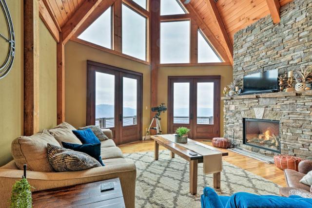 The Barn House: Caldwell Mtn Retreat w/ Hot Tub!