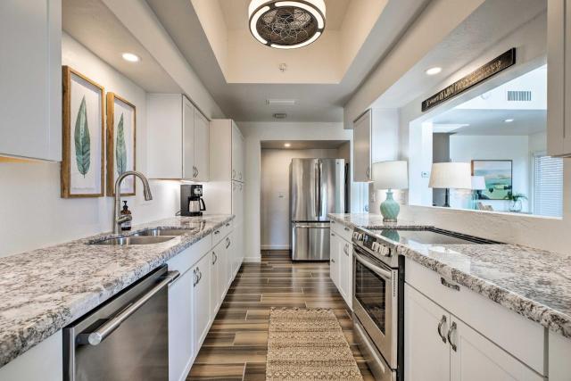 4 Mi to ASU: Lake-View Condo w/ Patio, Pool Access