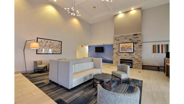 Holiday Inn Express Hotel & Suites Milwaukee Airport by IHG