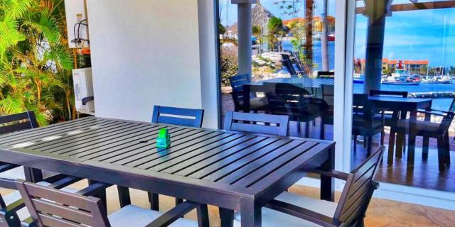 Tommy Coconut's waterfront apartment Sailaway with private beach