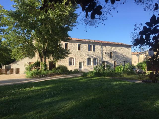 Les pieds dans l'eau, gîte Gervanne - Rivière privée - Piscine