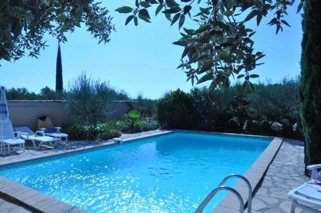 Maison de 3 chambres avec piscine partagee terrasse amenagee et wifi a Cotignac