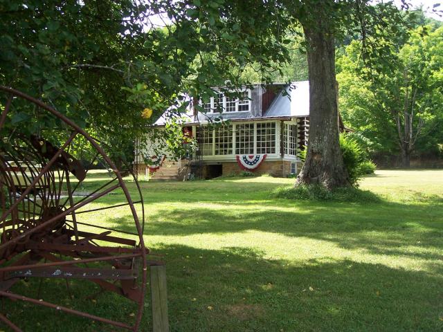 Gorgeous cabin stay near I-77, views, antiques, Wi-fi, wonderful experience for 2!
