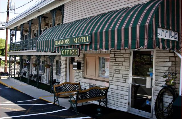 Simmons Motel and Suites
