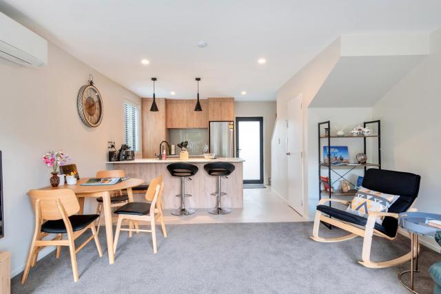 Greenwich Townhouse with Parking and Air-Con