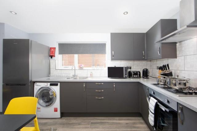 Central Ashford 5 Bedroom Home with en-suites