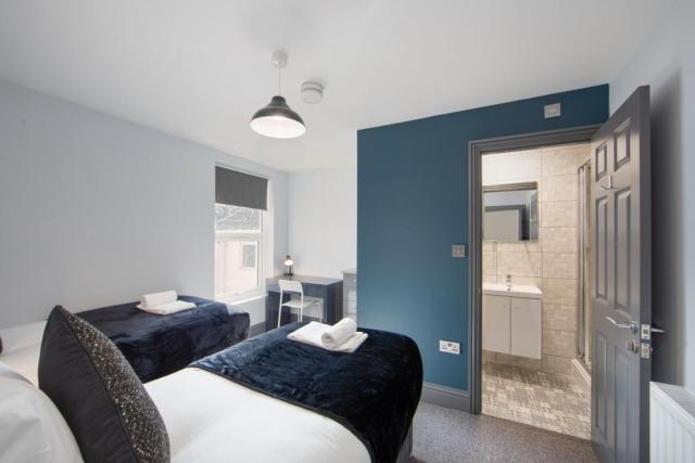Central Ashford 5 Bedroom Home with en-suites