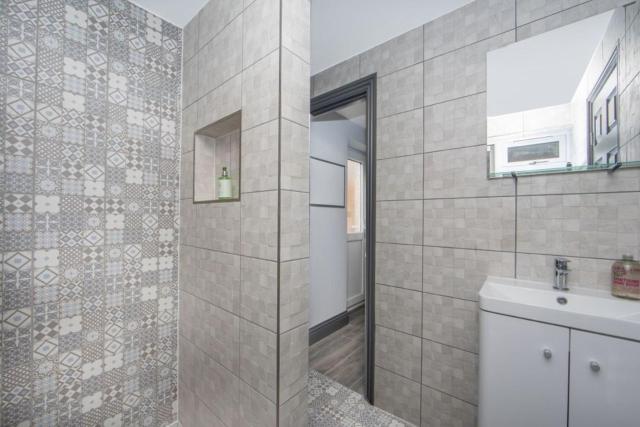 Central Ashford 5 Bedroom Home with en-suites