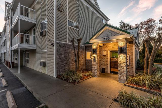 HomeTowne Studios by Red Roof Orlando - Casselberry