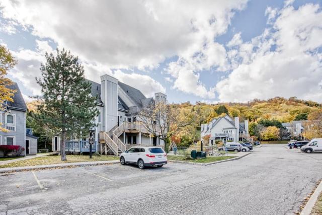 Mountainside Studio at 602 with Hot Tub