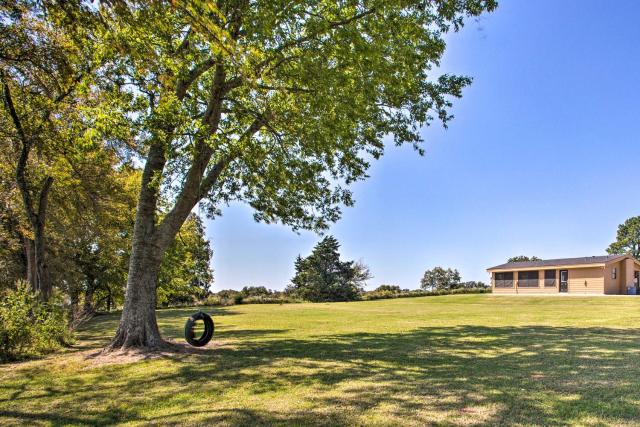 Pet-Friendly Efficiency Cottage w/ Pool!