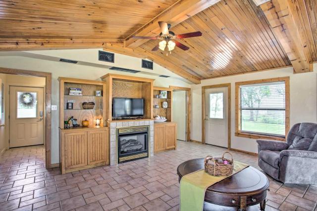 Pet-Friendly Efficiency Cottage w/ Pool!