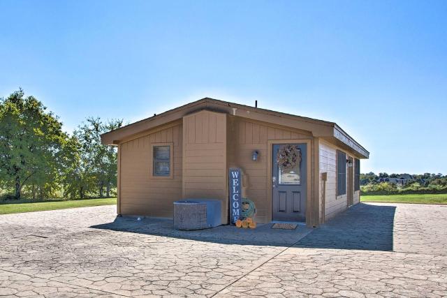Pet-Friendly Efficiency Cottage w/ Pool!