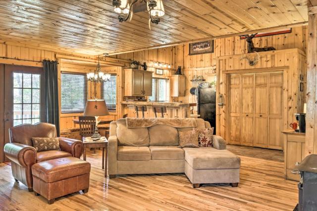 Cabin on Table Rock Lake with Hot Tub and Fire Pit!