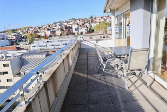 Good location, spacious, comfortable and bright!!