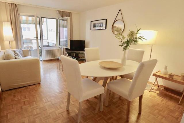 Comfortable, very well located between train station and lake!