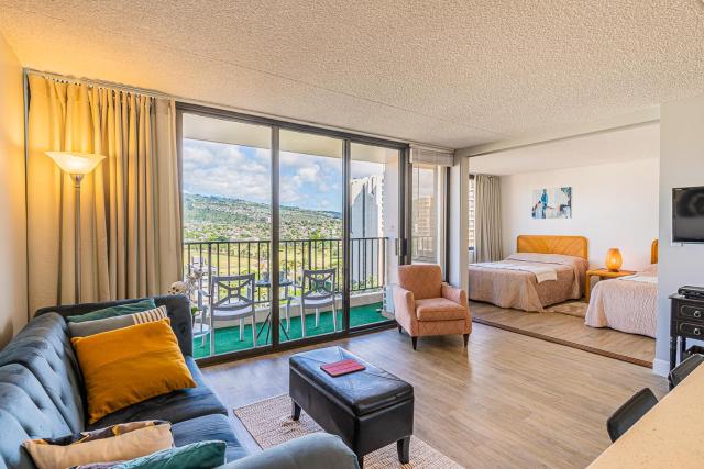 Pool & Jacuzzis, Free Parking, WiFi, AC, Comfy Beds, BBQ, and Great View