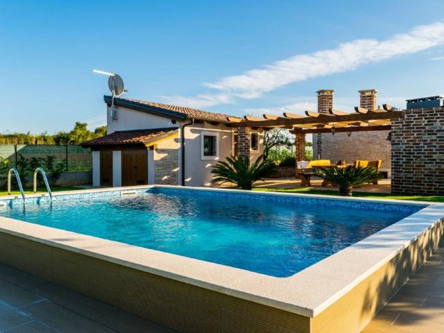 Luxurious Holiday Home in Fazana with Swimming Pool