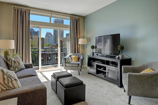 City Water View Oasis with Pool & Gym near Cruise in Heart of Seattle