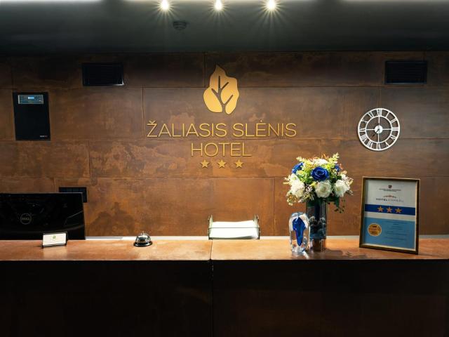 Zaliasis slenis - Self check-in hotel - Free parking