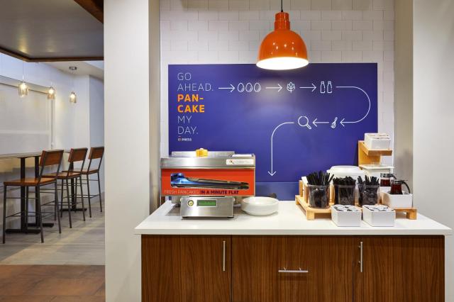 Holiday Inn Express & Suites Orlando International Airport by IHG