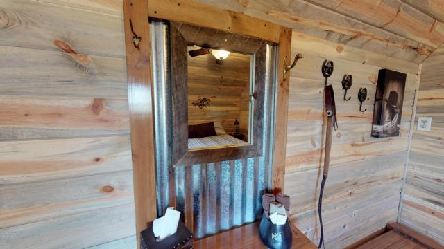 Canyonlands Barn Cabin with Loft, Full Kitchen, Dining Area for Large Groups