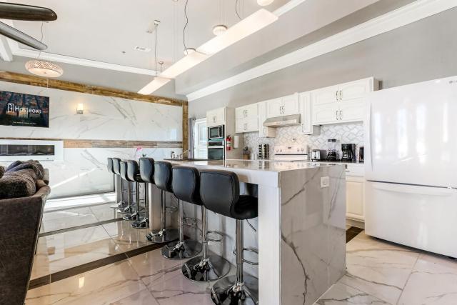 5BR Penthouse Steps to the Streetcar & FQ