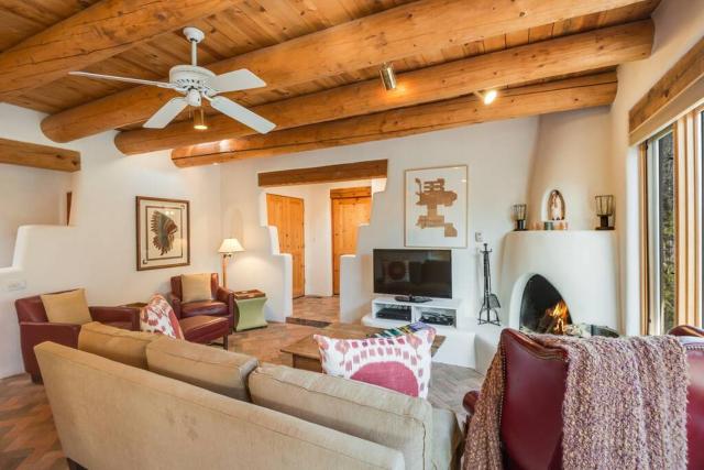Foothills Retreat- Patios, Rooftop Deck, Quiet, 2BR