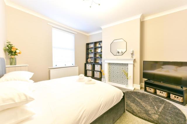 4 Bedroom, 2 bathroom house - Free Parking