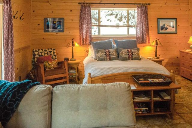 Romantic Riverfront Cottage - 1 Mile to Winthrop!