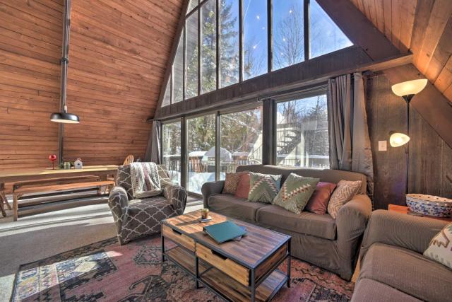 Cozy A-Frame Cabin with Pool Table 8 Mi to Mt Snow!