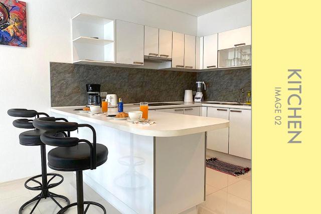 Stylish Condo w. Pool View 2F