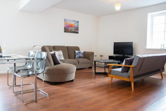 Spacious & Contemporary Flat with Secure Parking