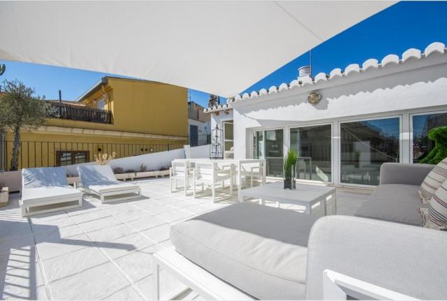 No turistic rental, Duplex penthouse in the historic center, Valencia, ideal for those looking to stay in the city for a season, including professionals and students