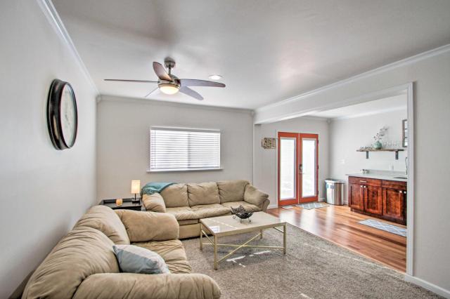 Convenient Burien Getaway: 12 Mi to Dtwn SEA!