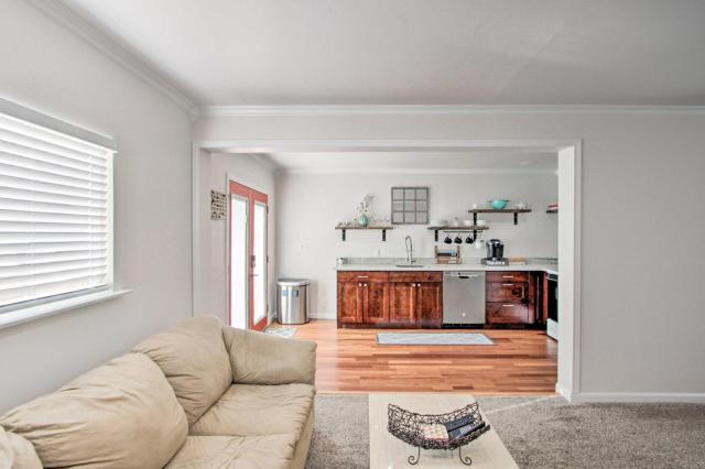 Convenient Burien Getaway: 12 Mi to Dtwn SEA!