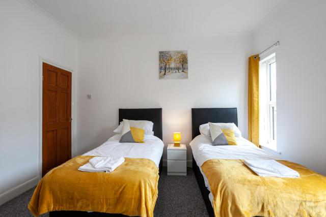 4 Bedroom House-City Centre- Free Parking-Sleeps 9