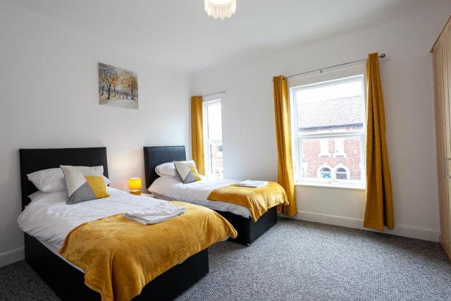 4 Bedroom House-City Centre- Free Parking-Sleeps 9