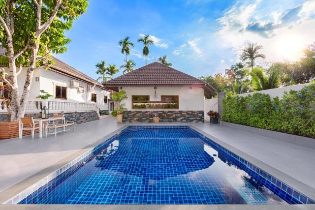 Happy Family Villa 2 -Phuket Private Pool Villa 5 bedrooms with large kitchen and garden
