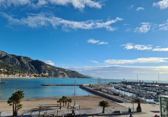 Menton 3 pièces vue mer bord de plage hyper centre