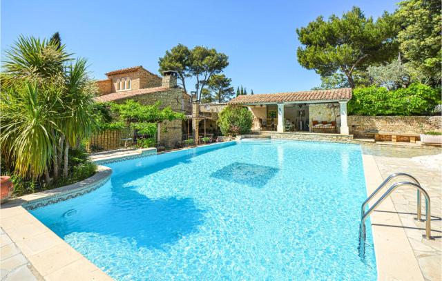 Beautiful home in Orgon with 6 Bedrooms, WiFi and Outdoor swimming pool