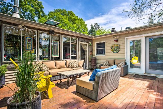 Charming Hampton Bays Home 5 Mi to Cooper’s Beach